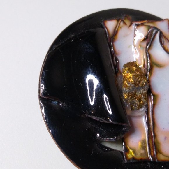 Artistic Unique Circular Metal Brooch - Picture 4 of 13